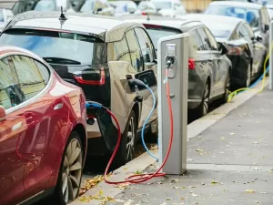 Rede de recarga agrava obstáculos ao crescimento de carros elétricos