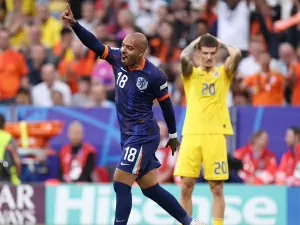 Holanda goleia a Romênia e avança às quartas da Eurocopa