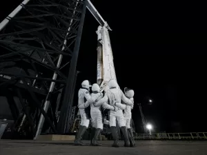 Nave da SpaceX atinge ponto mais distante da Terra desde a ida do homem à lua