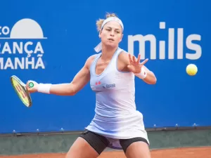 Carol vira, fura o quali de Buenos Aires e vai desafiar Mladenovic