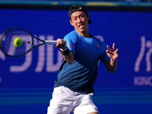 Nishikori vence grande duelo com Shapovalov e desafia Khachanov