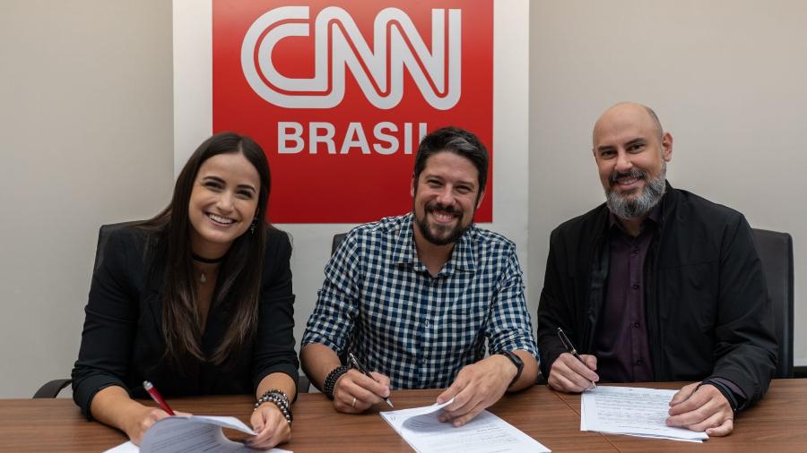 Mari Palma e Phelipe Siani com Douglas Tavolaro ao acertarem a ida para a CNN Brasil  - Divulgação/ CNN Brasil