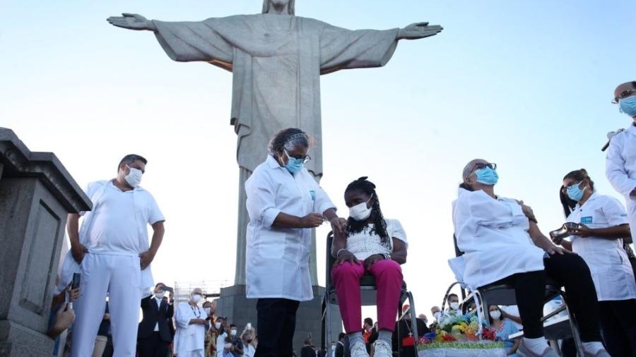 Profissionais de saúde recebem as primeiras doses da Coronavac aos pés do Cristo Redentor no Rio - Eliane Carvalho/Fotos Públicas
