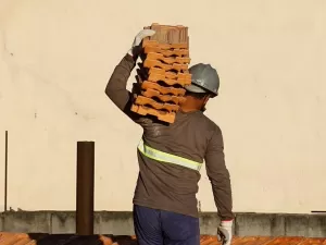 Jornada de trabalho de 44 horas é herança escravocrata 