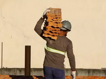 Jeferson Tenório: Jornada de trabalho de 44 horas é herança escravocrata 