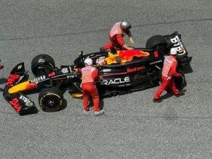 F1: Verstappen contorna problema no motor e lidera o único treino livre para o GP da Áustria