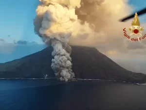 Dois vulcões entram em erupção na Itália em questão de dias