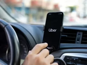 Uber anuncia assistente de IA para motoristas