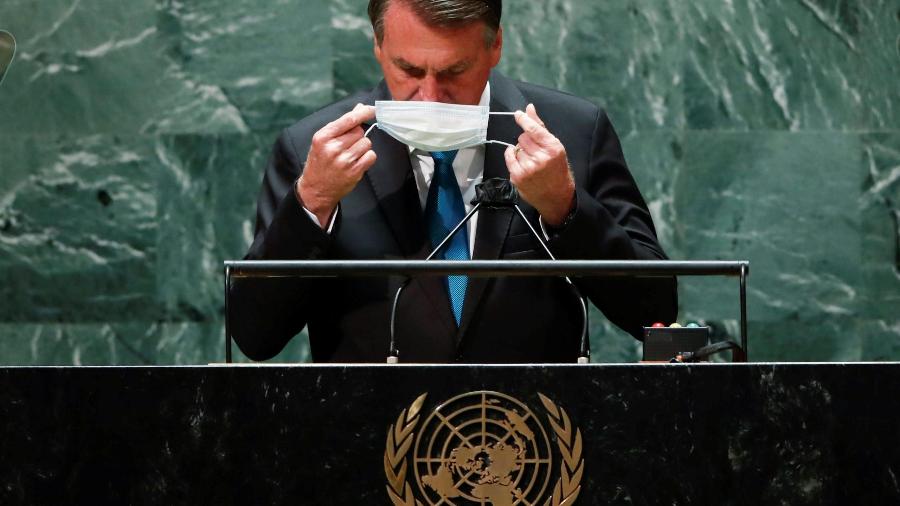 Presidente Jair Bolsonaro recoloca a máscara depois de falar na abertura da Assembleia-Geral da ONU21/09/2021.  REUTERS/Eduardo Munoz/Pool - REUTERS/Eduardo Munoz/Pool