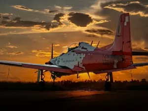 Avião da FAB cai no interior de SP após colidir com outra aeronave