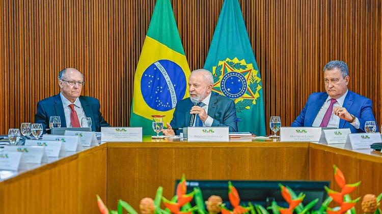 Lula, Alckmin e Rui Costa durante reunião com ministros para discutir ajuste fiscal