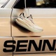 ASICS e Senna lan&ccedil;am cole&ccedil;&atilde;o em homenagem ao piloto inspirada na Corrida dos Campe&otilde;es de 1984, em N&uuml;rburgring