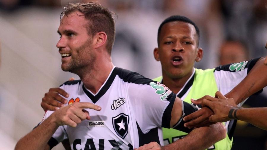 Carli comemora gol na decisão do Carioca em 2018; argentino foi "herói" com Valentim - Vitor Silva/Botafogo FR