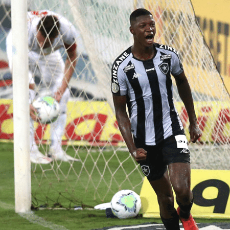 Matheus Babi em ação pelo Botafogo - GettyImages