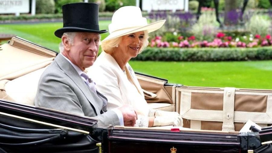 Rei Charles e rainha Camilla na corrida de cavalos Ascott