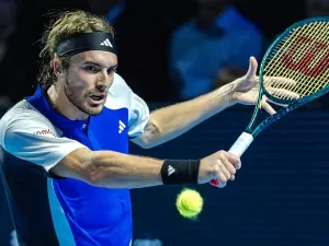 Tsitsipas, Paul e Humbert estreiam nesta segunda em Paris