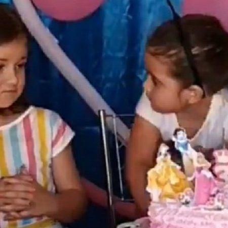 Laura e sua irmã, Maria Eduarda, em vídeo que viralizou - Reprodução/Twitter