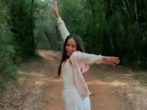 Anitta vai a retiro na terra do ET em busca de equilíbrio espiritual