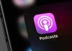 Retrospectiva 2024: os podcasts mais escutados no MacMagazine - Ícone do app Podcasts em close-up num iPhone