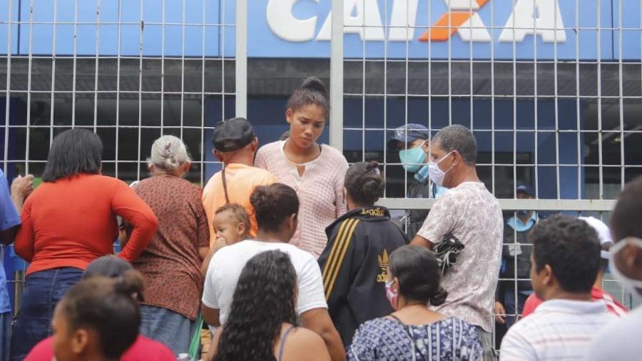 Fila na Caixa Econômica do bairro da Encruzilhada, no primeiro dia para saque do auxílio emergencial                              - Yacy Ribeiro/ JC Imagem                            