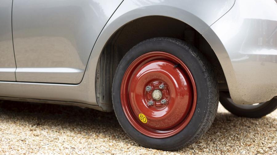 Carro com o pneu sobressalente, o estepe de emergência  - Foto: Shutterstock