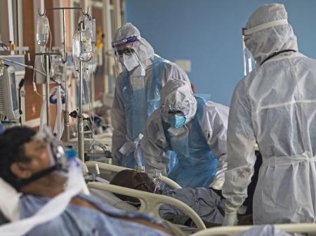 Paciente em leito de UTI destinado para infectados pela covid-19                              - XAVIER GALIANA / AFP                            