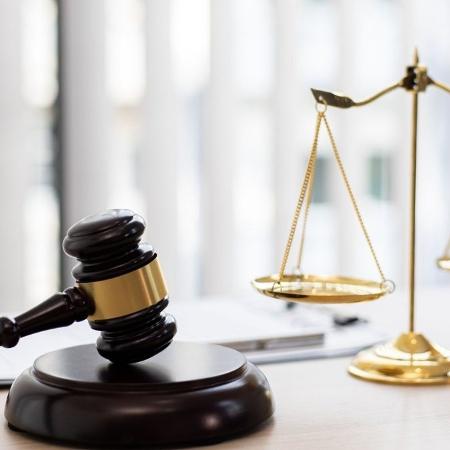 Balança da Justiça e malhete (martelo) Balança da Justiça e malhete (martelo)