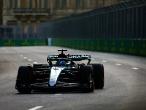 F1: Russell tem problemas com motor Mercedes nos treinos de Baku