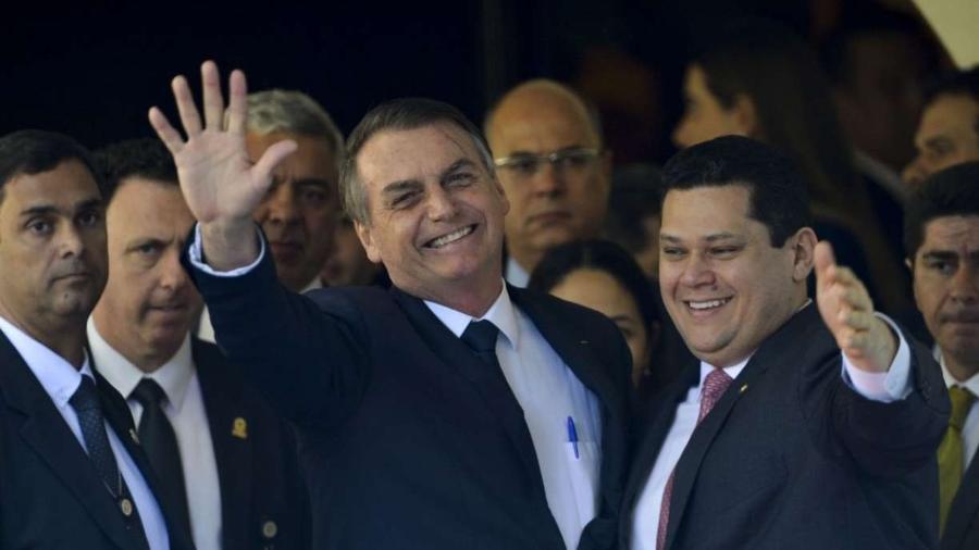 O presidente Jair Bolsonaro ao lado do ex-presidente do Senado, Davi Alcolumbre.                              - Marcelo Camargo/Agência Brasil                            