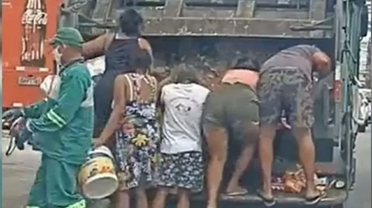 Pessoas reviram caminhão de lixo atrás de comida em bairro nobre de Fortaleza - Reprodução - Reprodução