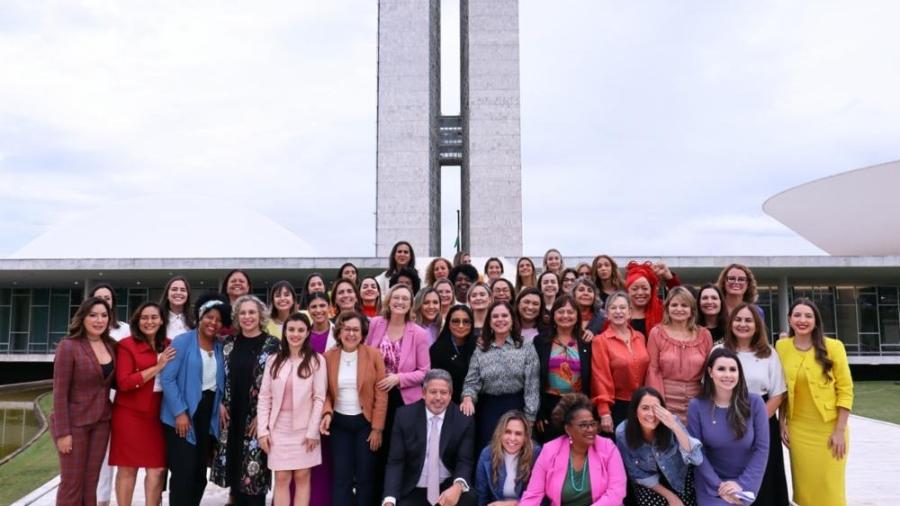 O presidente da Câmara, Arthur Lira, posa com integrantes da bancada feminina. Como alcançar a real representatividade feminina na política? Foto: Marina Ramos/Ag. Câmara
