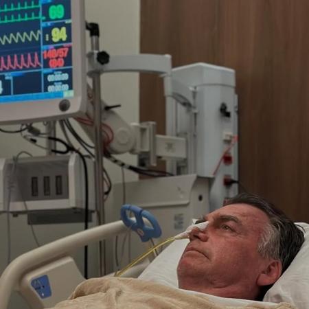 Duas semanas após cirurgia, Bolsonaro começa a consumir água, chá e gelatina, diz boletim médico Duas semanas após cirurgia, Bolsonaro começa a consumir água, chá e gelatina, diz boletim médico