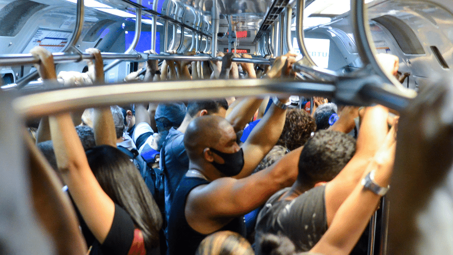 Mesmo durante fase vermelha, transporte público sofre com superlotação -  Arthur Souza/Photo Press/Folhapress