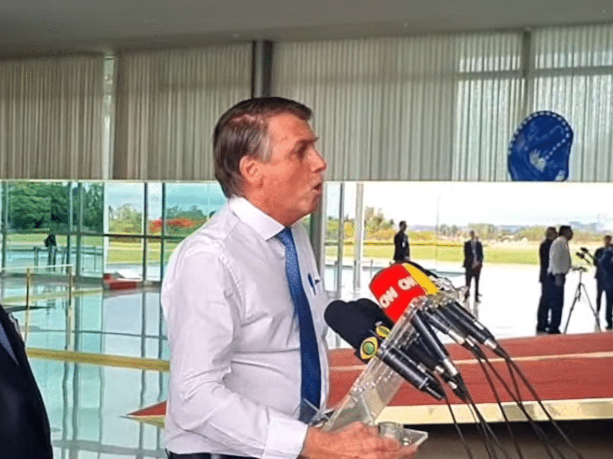 Contra Moraes, Bolsonaro anuncia que, se reeleito, vai governar por decreto