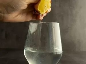 Funciona mesmo? Conheça os benefícios de tomar água com limão todos os dias