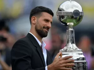 Djokovic carrega o troféu da Libertadores em Buenos Aires