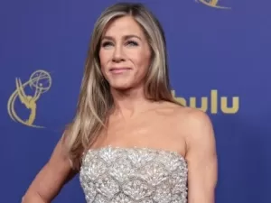 Jennifer Aniston choca ao deixar escapar item de (MUITO!) luxo em banheiro de mansão; assista