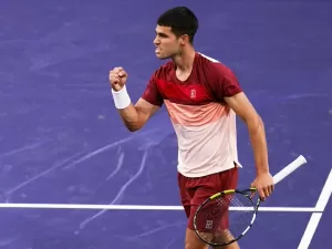 Alcaraz controla o jogo com Shapovalov e vai às oitavas