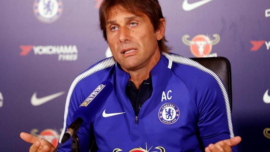 Antonio Conte é um dos favoritos para o cargo, mas está empregado no Chelsea - Matthew Childs/Reuters