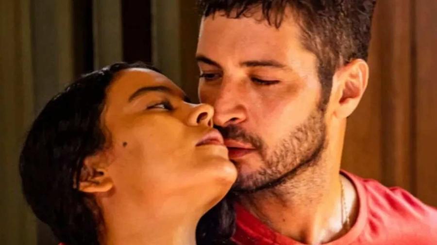                                  Levi (Leandro Lima) sequestrou Muda (Bella Campos) em "Pantanal"                              -                                 Reprodução/TV Globo                            