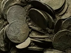 Tesouro centenário é descoberto em obras de esgoto na Alemanha