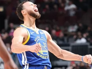 Stephen Curry tem chances de reforçar o Warriors nesta segunda