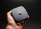 Acessibilidade: como controlar o balanço de áudio na Apple TV - Homem segurando uma Apple TV 4K (3ª geração)