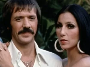 Cher surpreende ao revelar em livro que ex-marido, Sonny Bono, “pensou seriamente” em matá-la em quarto de hotel