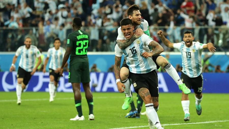 Marcos Rojo comemora, agarrado por Messi: vibração na Copa 2018 (Foto: Getty Images) - 