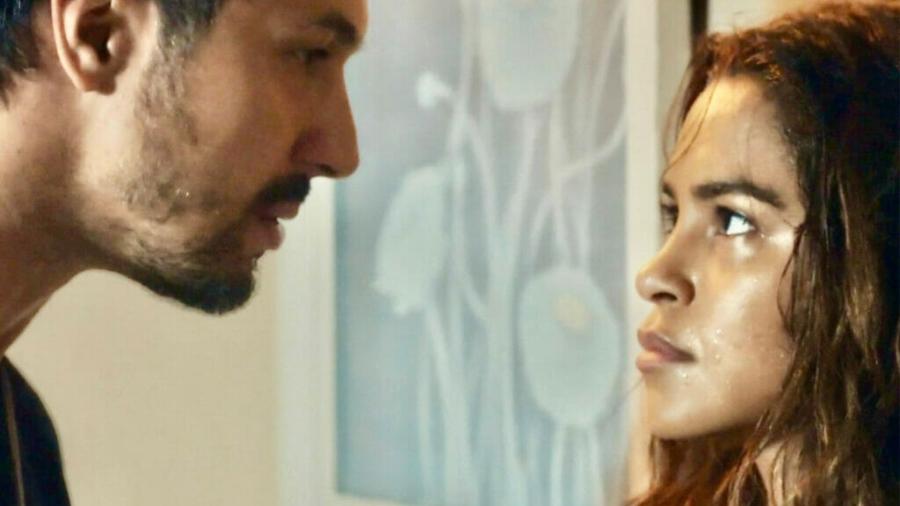 Oto (Romulo Estrela) e Brisa (Lucy Alves) em Travessia - Divulgação/ TV Globo 