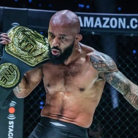 Demetrious Johnson já faturou cinturão do peso-mosca no UFC