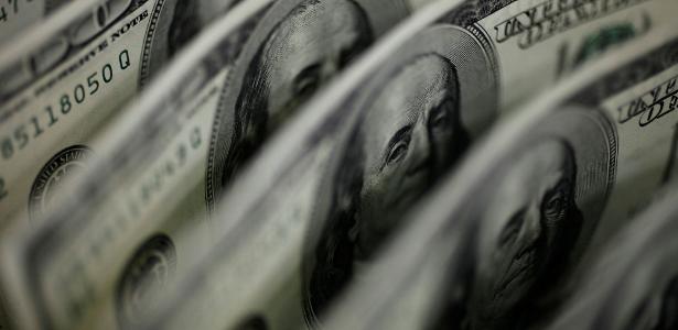 Dólar abre maio em leve alta, a R$ 4,96, ainda no menor valor em 2 anos
