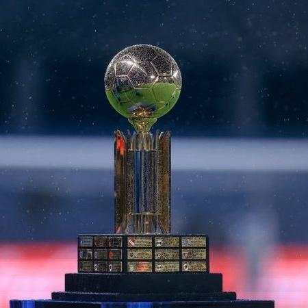 A taça da  Recopa Sul-Americana - GettyImages