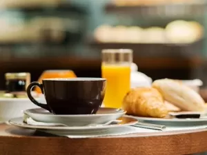 A ciência comprovou: tomar café da manhã nos deixa mais feliz